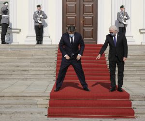 epa08660726 German President Frank-Walter Steinmeier (R) welcomes Croatian President Zoran Milanovic (L) at the Bellevue Palace in Berlin, Germany, 11 September 2020. Croatian President Zoran Milanovic is on a one-day state visit to Germany.  EPA/MARKUS SCHREIBER / POOL