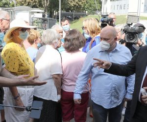 Zagreb, 11.09.2020. - Ministar prostornog uređenja i graditeljstva i državne imovine Darko Horvat posjetio je danas Studentski dom Cvijetno naselje i građane čiji su objekti oštečeni u potresi a koji privremeno borave u domu.
foto HINA/ Admir BULJUBAŠIĆ/ abu