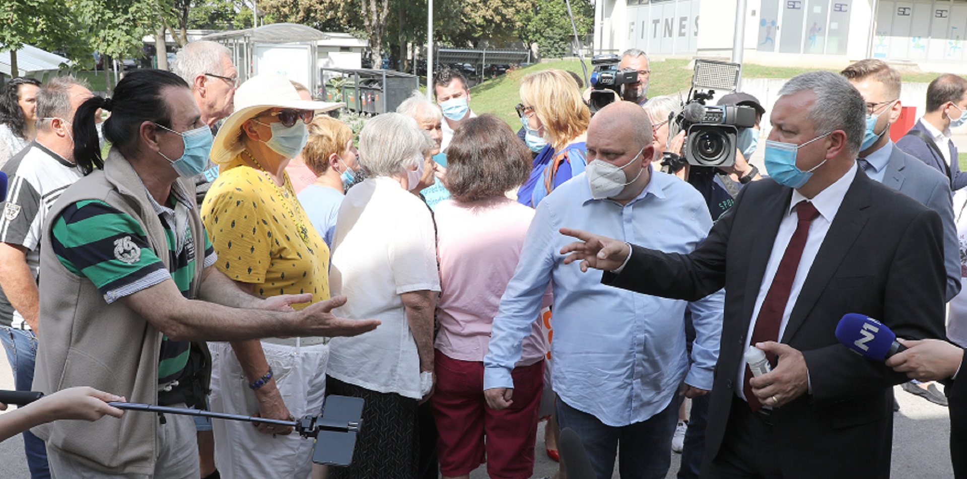 Zagreb, 11.09.2020. - Ministar prostornog uređenja i graditeljstva i državne imovine Darko Horvat posjetio je danas Studentski dom Cvijetno naselje i građane čiji su objekti oštečeni u potresi a koji privremeno borave u domu.
foto HINA/ Admir BULJUBAŠIĆ/ abu