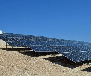 Vis, 11.09.2020 - Hrvatska elektroprivreda (HEP) pustila je u rad sunèanu elektranu Vis, najveæu sunèanu elektranu u pogonu u Hrvatskoj, snage 3,5 megavata (MW). Investicija vrijedna 31,3 milijuna kuna, realizirana je u suradnji s tvrtkom Konèar. Sunèana elektrana Vis je i prva od sedam sunèanih elektrana koje HEP planira pustiti u rad tijekom 2020. godine. Na slici sunèana elektrana Vis.
foto HINA/ HEP/ ds