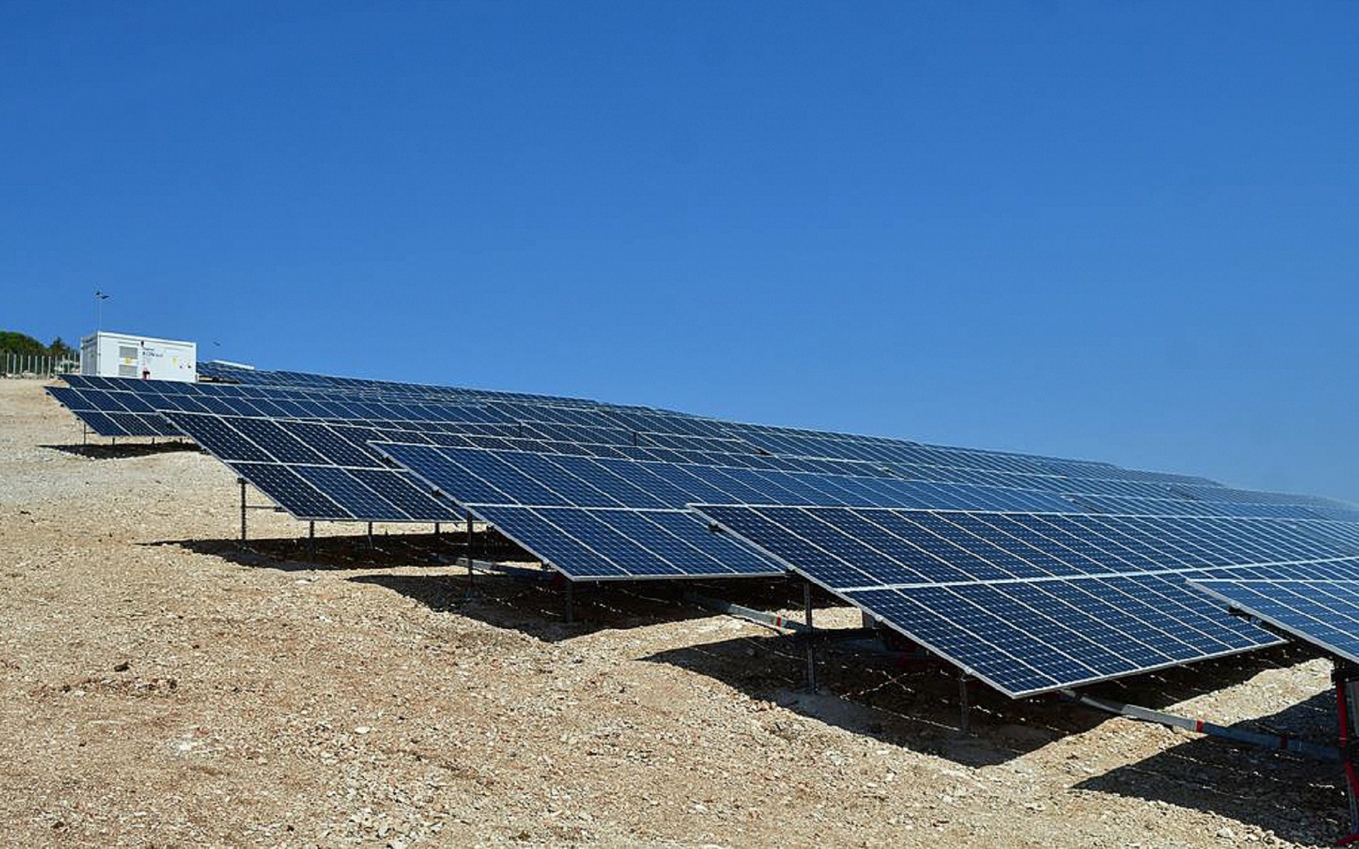 Vis, 11.09.2020 - Hrvatska elektroprivreda (HEP) pustila je u rad sunèanu elektranu Vis, najveæu sunèanu elektranu u pogonu u Hrvatskoj, snage 3,5 megavata (MW). Investicija vrijedna 31,3 milijuna kuna, realizirana je u suradnji s tvrtkom Konèar. Sunèana elektrana Vis je i prva od sedam sunèanih elektrana koje HEP planira pustiti u rad tijekom 2020. godine. Na slici sunèana elektrana Vis.
foto HINA/ HEP/ ds