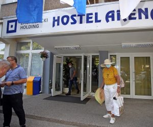 Zagreb, 12.09.2020 - Graðani èiji su domovi oteæeni u potresu koji je pogodio Zagreb i koji borave u studentskom domu "Cvjetno naselje" zapoèeli su sa selidbom u novi privremeni smjetaj Hostel "Arena" Zagreb. Na slici zagrepèani sa svojim stvarima dolaze u Hostel "Arena" Zagreb u Remetincu.
foto HINA/ Damir SENÈAR/ ds