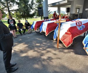 Otočac, 12.09.2020. - Posljednji ispraćaj i obred pokopa 15 žrtava poslijeratnog razdoblja Drugog svjetskog rata kojemu je nazočio potpredsjednik Vlade i ministar hrvatskih branitelja Tomo Medved sa suradnicima. Na fotografiji Tomo Medved.
foto HINA/ Mladen VOLARIĆ/ ml