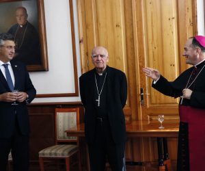 Mostar, 14.09.2020 - Predsjednik Vlade Andrej Plenkoviæ susreo se u ponedjeljak s Ratkom Periæem i Petrom Paliæem uoæi sveèane svete mise u prigodi ustolièenja novog biskupa ispred Katedrale Marije Majke Crkve u Mostaru.
foto HINA/ Fena/ Ivan Roiæ/ ds