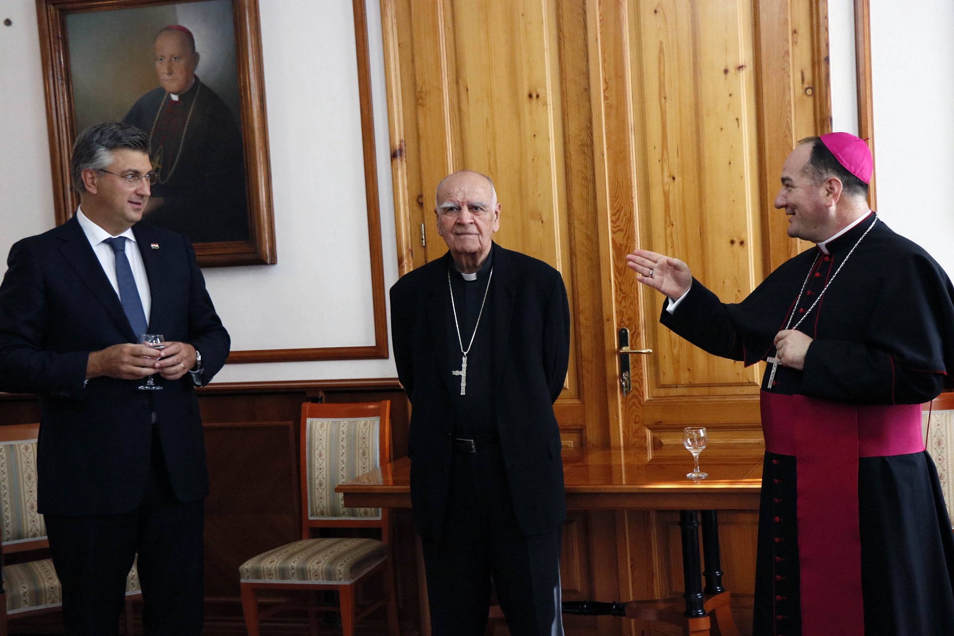 Mostar, 14.09.2020 - Predsjednik Vlade Andrej Plenkoviæ susreo se u ponedjeljak s Ratkom Periæem i Petrom Paliæem uoæi sveèane svete mise u prigodi ustolièenja novog biskupa ispred Katedrale Marije Majke Crkve u Mostaru.
foto HINA/ Fena/ Ivan Roiæ/ ds