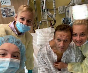 HANDOUT - 15 September 2020, Berlin: (L-r) Daria Navalny, her brother Zahar, her father, the Russian opposition Aleksei Navalny and his wife Julia make a selfie at the sickbed. Photo: -/Daria Navalny Instagram/dpa - ACHTUNG: Nur zur redaktionellen Verwendung im Zusammenhang mit der aktuellen Berichterstattung und nur mit vollständiger Nennung des vorstehenden Credits