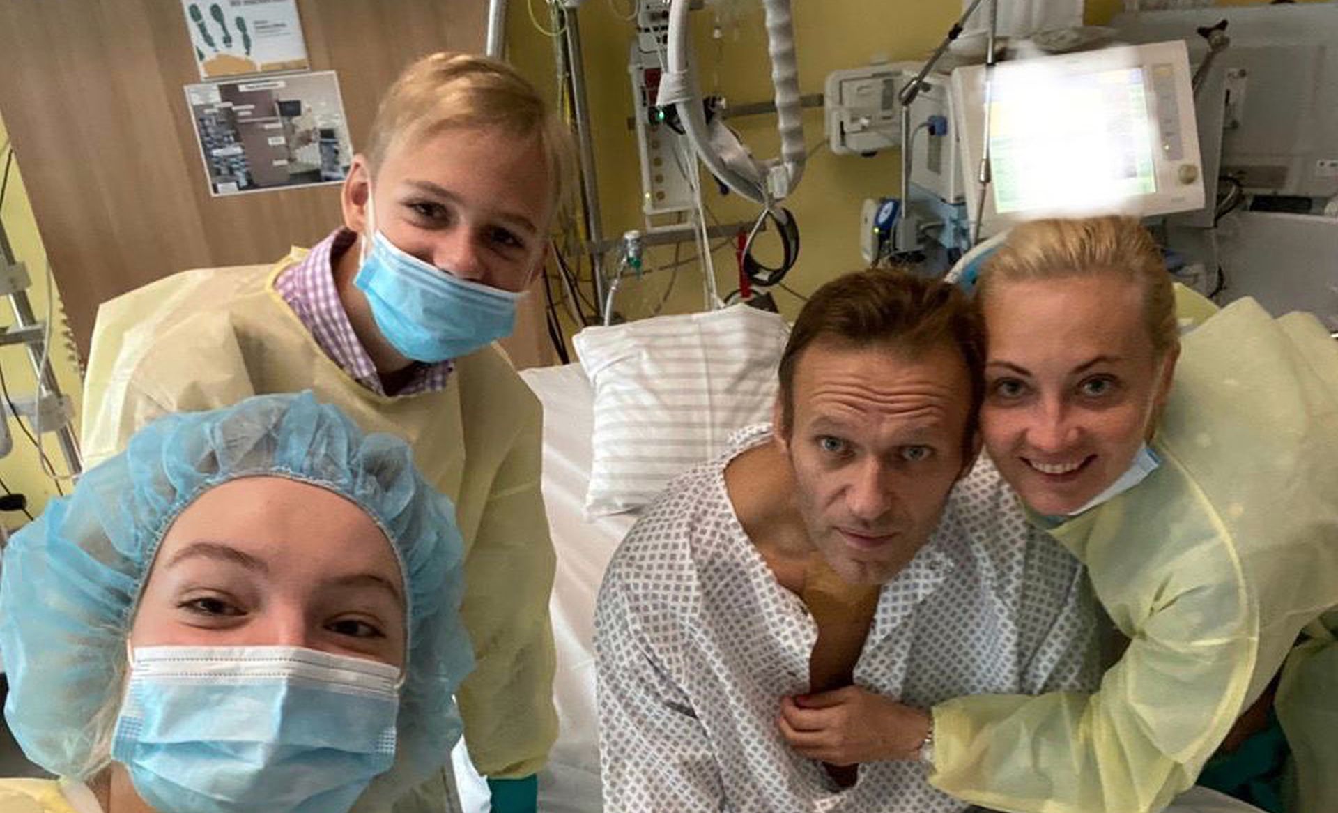 HANDOUT - 15 September 2020, Berlin: (L-r) Daria Navalny, her brother Zahar, her father, the Russian opposition Aleksei Navalny and his wife Julia make a selfie at the sickbed. Photo: -/Daria Navalny Instagram/dpa - ACHTUNG: Nur zur redaktionellen Verwendung im Zusammenhang mit der aktuellen Berichterstattung und nur mit vollständiger Nennung des vorstehenden Credits