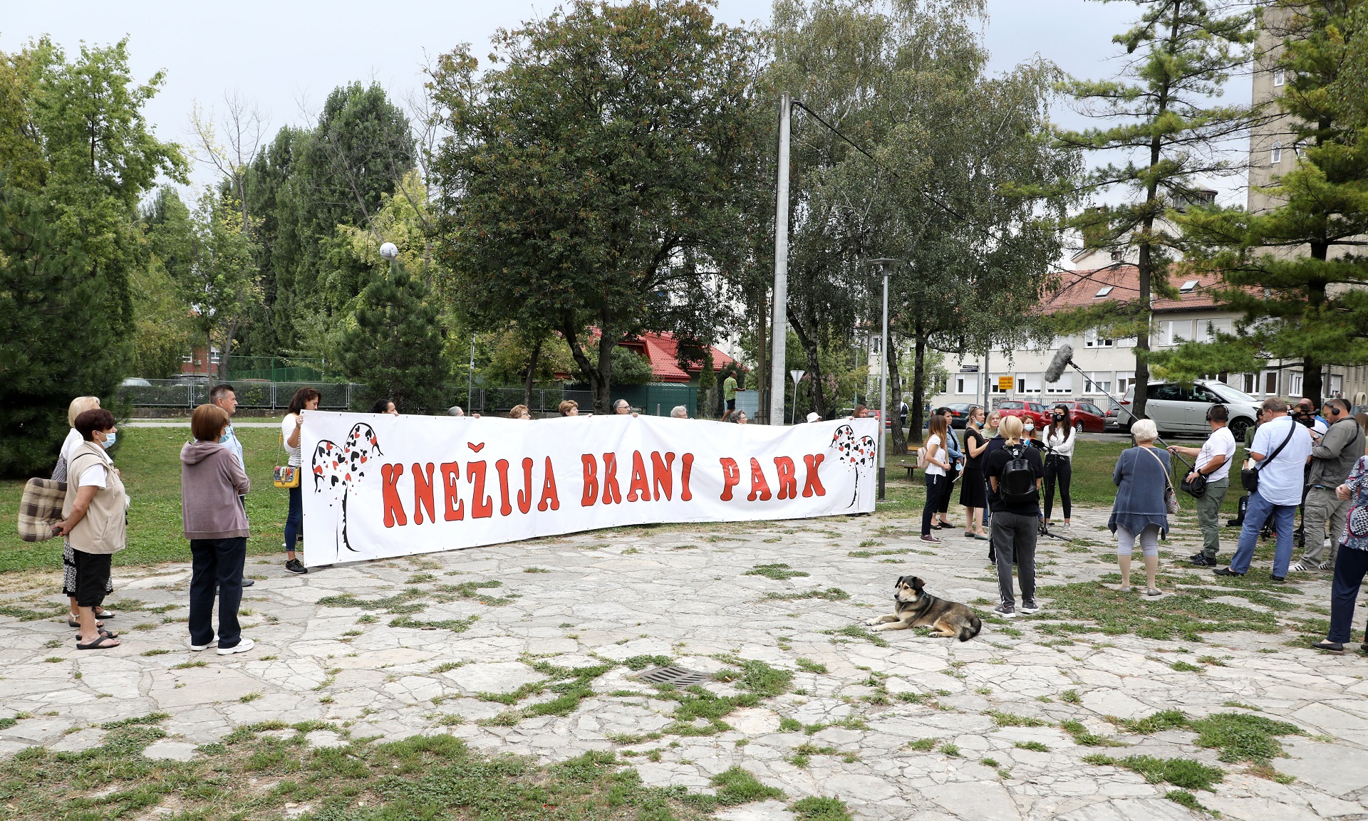 Zagreb, 17.09.2020. - Građanska inicijativa "Knežija brani park" predstavila je broj prikupljenih potpisa građana protiv planirane izgradnje osmerokatne stambeno-poslovne zgrade na mjestu parka i prizemnice na Knežiji. foto HINA/ Lana SLIVAR DOMINIĆ/ lsd