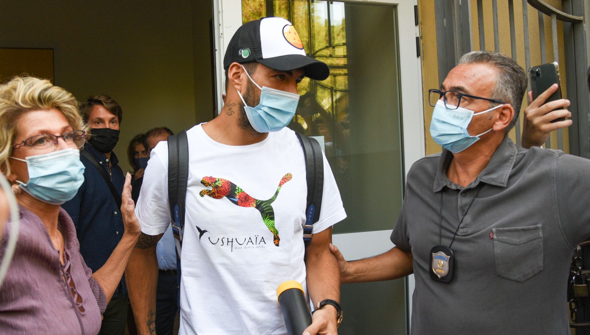 epa08676296 Barcelona's Uruguayan forward Luis Suarez leaves Perugia's Unversity in Perugia, Italy, 17 September 2020. According to Italian media, Suarez took an Italian exam in order to obtain the European community's passport and thus be able to sign a contract with Juventus FC.  EPA/CROCCHIONI
