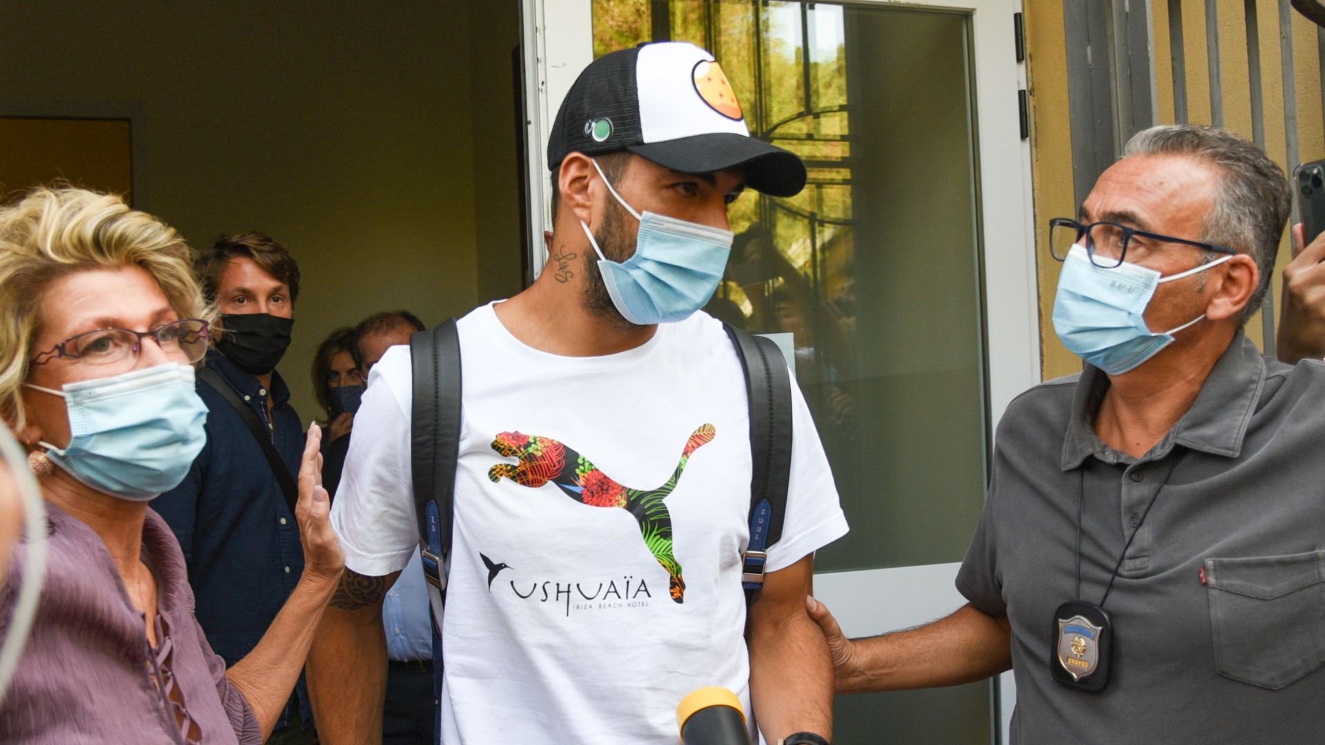 epa08676296 Barcelona's Uruguayan forward Luis Suarez leaves Perugia's Unversity in Perugia, Italy, 17 September 2020. According to Italian media, Suarez took an Italian exam in order to obtain the European community's passport and thus be able to sign a contract with Juventus FC.  EPA/CROCCHIONI