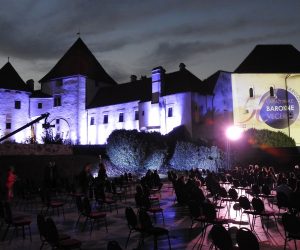 Varaždin, 18.09.2020. - Koncertom Varaždinskog komornog orkestra podno bedema Starog grada u petak su svečano otvorene jubilarne 50. Varaždinske barokne večeri na kojima, za razliku od ranijih godina, nastupaju isključivo domaći umjetnici. 
foto HINA/ Siniša KALAJDŽIJA/ ml