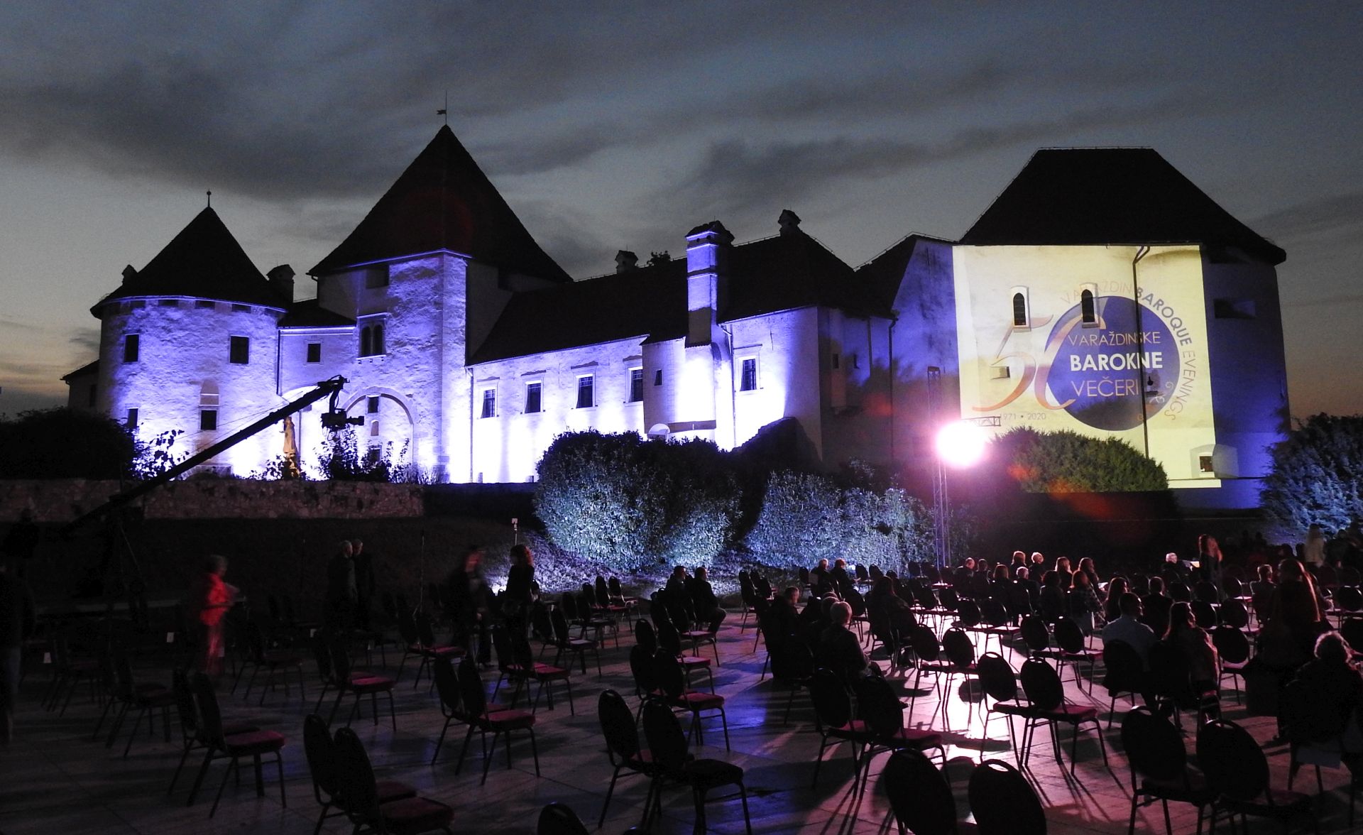 Varaždin, 18.09.2020. - Koncertom Varaždinskog komornog orkestra podno bedema Starog grada u petak su svečano otvorene jubilarne 50. Varaždinske barokne večeri na kojima, za razliku od ranijih godina, nastupaju isključivo domaći umjetnici. 
foto HINA/ Siniša KALAJDŽIJA/ ml