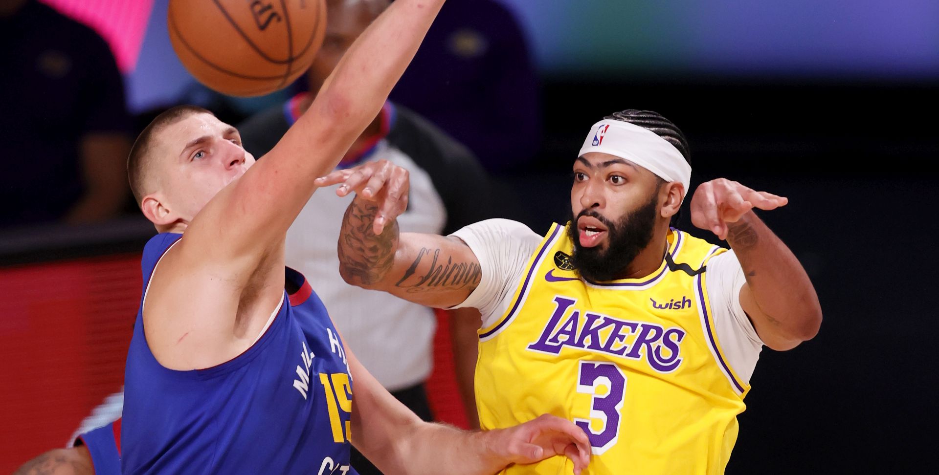 epa08680005 Los Angeles Lakers forward Anthony Davis (R) passes as Denver Nuggets center Nikola Jokic (L) of Serbia defends during the first half of the NBA basketball Western Conference finals playoff game one between the Denver Nuggets and the Los Angeles Lakers at the ESPN Wide World of Sports Complex in Kissimmee, Florida, USA, 18 September 2020.  EPA/ERIK S. LESSER SHUTTERSTOCK OUT