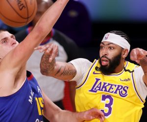 epa08680005 Los Angeles Lakers forward Anthony Davis (R) passes as Denver Nuggets center Nikola Jokic (L) of Serbia defends during the first half of the NBA basketball Western Conference finals playoff game one between the Denver Nuggets and the Los Angeles Lakers at the ESPN Wide World of Sports Complex in Kissimmee, Florida, USA, 18 September 2020.  EPA/ERIK S. LESSER SHUTTERSTOCK OUT