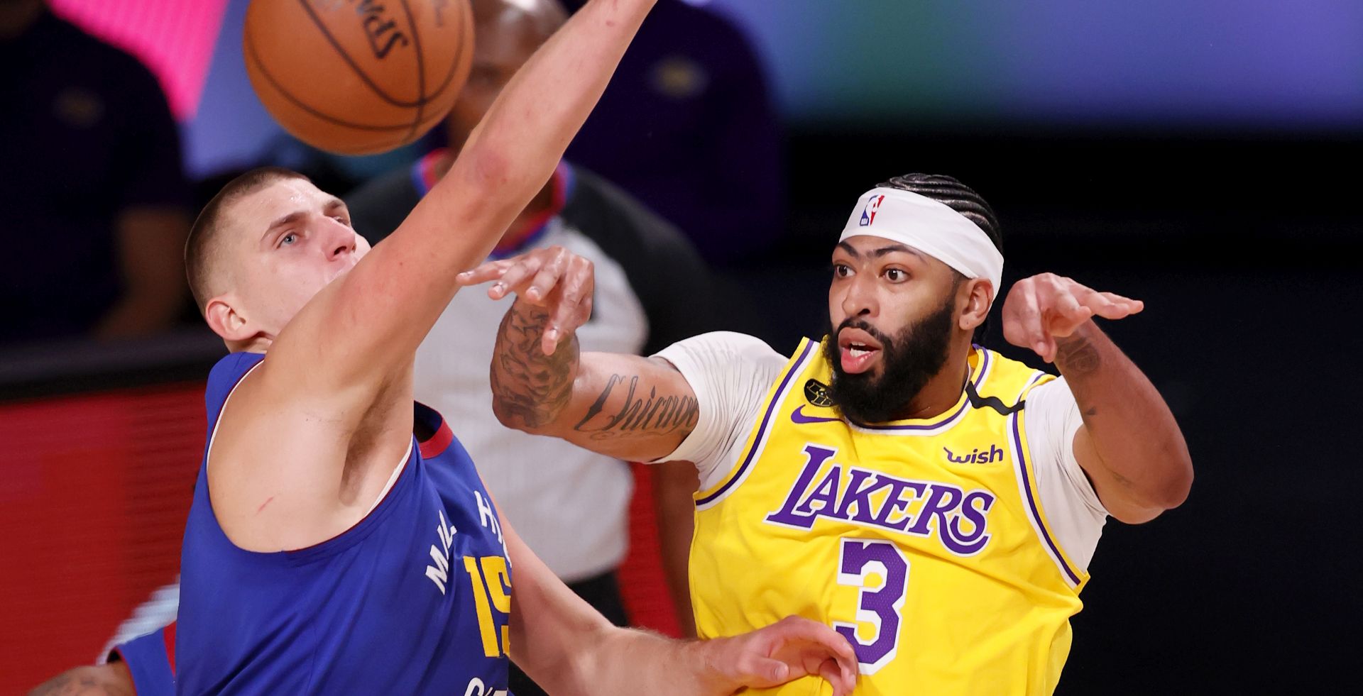 epa08680005 Los Angeles Lakers forward Anthony Davis (R) passes as Denver Nuggets center Nikola Jokic (L) of Serbia defends during the first half of the NBA basketball Western Conference finals playoff game one between the Denver Nuggets and the Los Angeles Lakers at the ESPN Wide World of Sports Complex in Kissimmee, Florida, USA, 18 September 2020.  EPA/ERIK S. LESSER SHUTTERSTOCK OUT