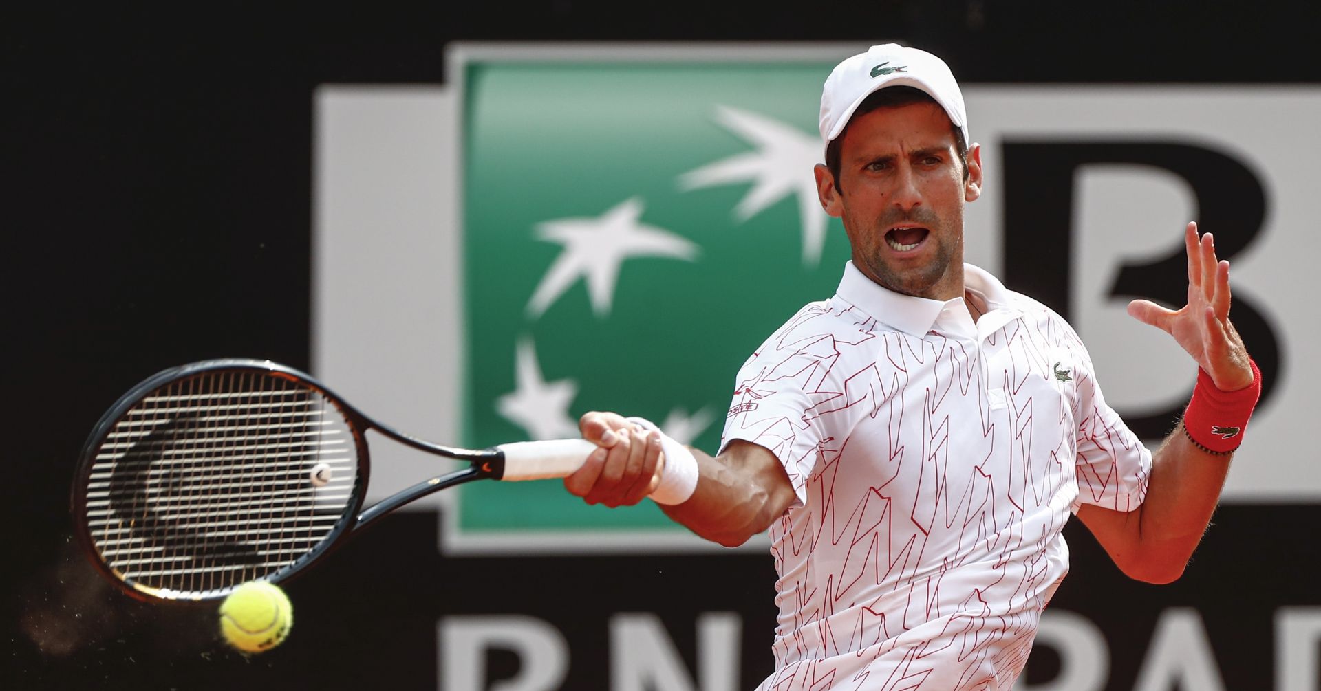 epa08680989 Novak Djokovic of Serbia in action during his men's singles quarter-finals round match against Dominik Koepfer of Geermany at the Italian Open tennis tournament in Rome, Italy, 19 September 2020.  EPA/Angelo Carconi / POOL