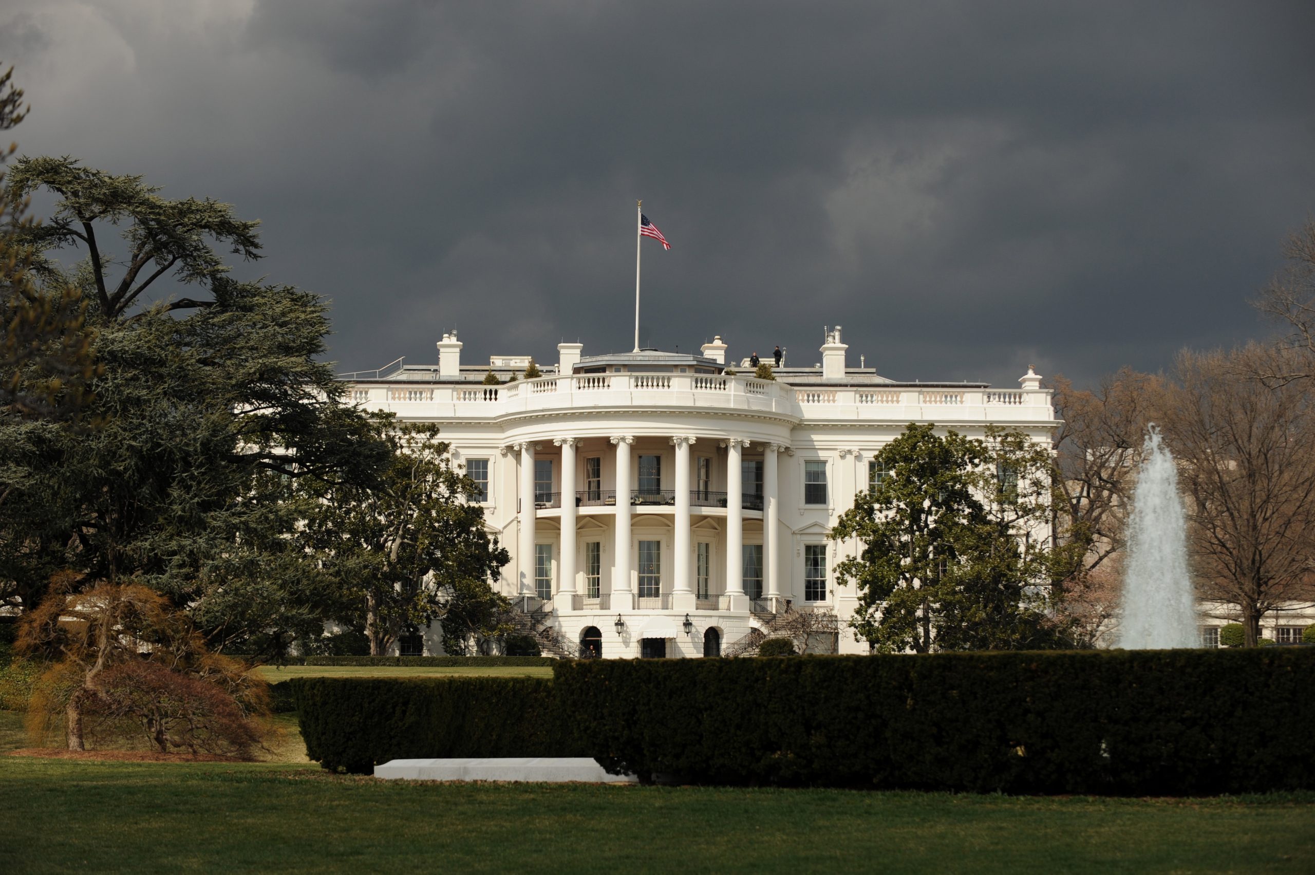 epa08682615 (FILE) - A general view of the South Portico and South Lawn of the White House in Washington DC, USA, 16 March 2011 (reissued 19 September 2020). According to media reports on 19 September 2020, a letter intercepted in screening at an offsite processing facility for the White House and that was addressed directly to US President Donald J. Trump tested positive for the poison ricin. Letters containing ricin were also sent to federal offices in Texas.  EPA/MICHAEL REYNOLDS *** Local Caption *** 02637162