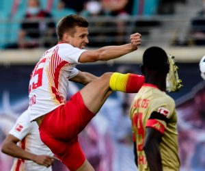 epa08683767 Leipzig's Dani Olmo (L) in action against Mainz's Moussa Niakhate during the German Bundesliga soccer match between RB Leipzig and FSV Mainz 05 in Leipzig, Germany 20 September 2020.  EPA/FILIP SINGER CONDITIONS - ATTENTION: The DFL regulations prohibit any use of photographs as image sequences and/or quasi-video.
