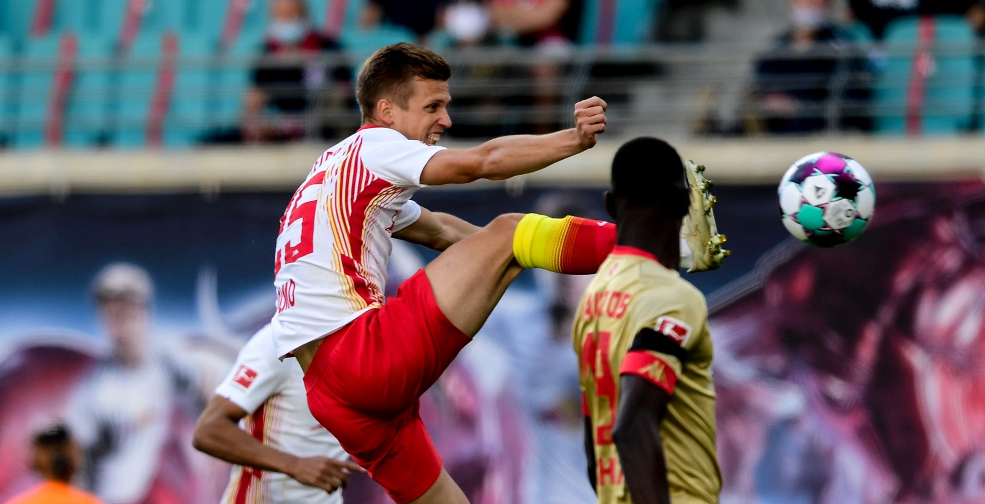 epa08683767 Leipzig's Dani Olmo (L) in action against Mainz's Moussa Niakhate during the German Bundesliga soccer match between RB Leipzig and FSV Mainz 05 in Leipzig, Germany 20 September 2020.  EPA/FILIP SINGER CONDITIONS - ATTENTION: The DFL regulations prohibit any use of photographs as image sequences and/or quasi-video.
