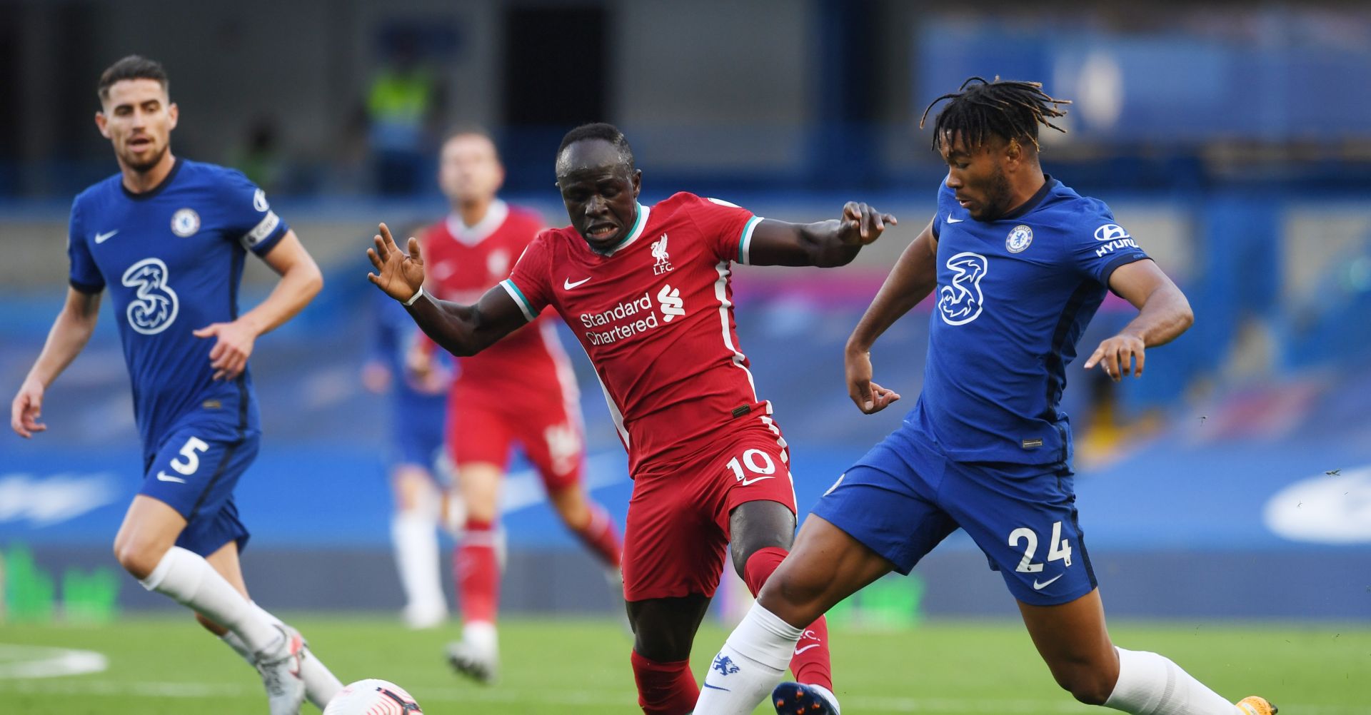 epa08684236 Reece James of Chelsea (R) in action against Sadio Mane of Liverpool (C) during the English Premier League match between Chelsea vs Liverpool in London, Britain, 20 September 2020.  EPA/Neil Hall / Pool EDITORIAL USE ONLY. No use with unauthorized audio, video, data, fixture lists, club/league logos or 'live' services. Online in-match use limited to 120 images, no video emulation. No use in betting, games or single club/league/player publications.