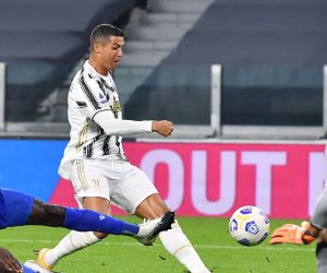 epa08685088 Juventus’ Cristiano Ronaldo (C) and Sampdoria’s Omar Colley (L) in action during the Italian Serie A soccer match Juventus FC vs UC Sampdoria at the Allianz Stadium in Turin, Italy, 20 September 2020.  EPA/ALESSANDRO DI MARCO