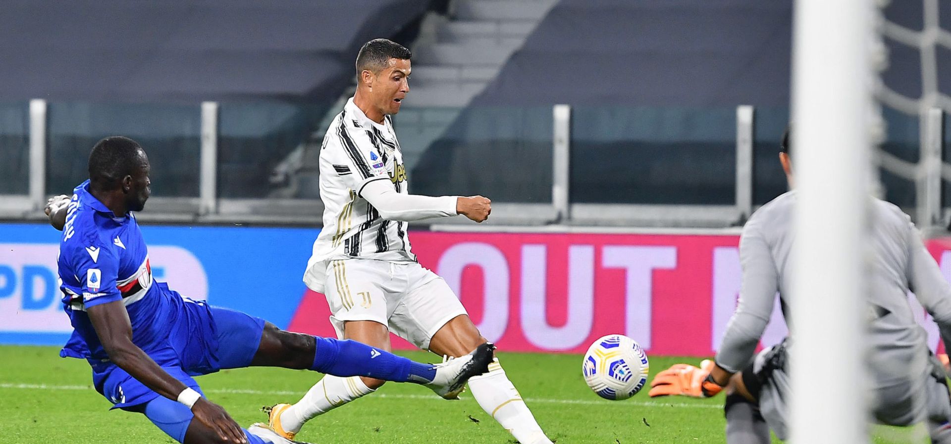 epa08685088 Juventus’ Cristiano Ronaldo (C) and Sampdoria’s Omar Colley (L) in action during the Italian Serie A soccer match Juventus FC vs UC Sampdoria at the Allianz Stadium in Turin, Italy, 20 September 2020.  EPA/ALESSANDRO DI MARCO