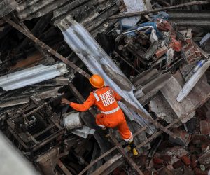epa08685598 National Disaster Response Force (NDRF) personnel work in the aftermath of a residential building's collapse in Bhiwandi, outskirts of Mumbai, India, 21 September 2020. According to reports, at least 10 people died and several are feared to be trapped under the rubble of the three-storey residential building.  EPA/DIVYAKANT SOLANKI