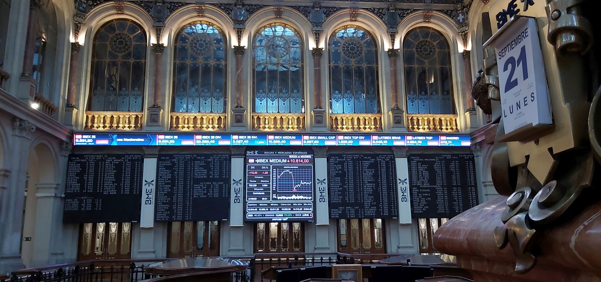 epa08685696 A screen displays a chart with the evolution of index IBEX 35 at Madrid's Stock Exchange Market, Spain, 21 September 2020. The index IBEX 35 dropped by 1.23 percent at the opening of the trading day to reach 6,843.30 points amid of fears for new lockdowns in Europe.  EPA/ALTEA TEJIDO