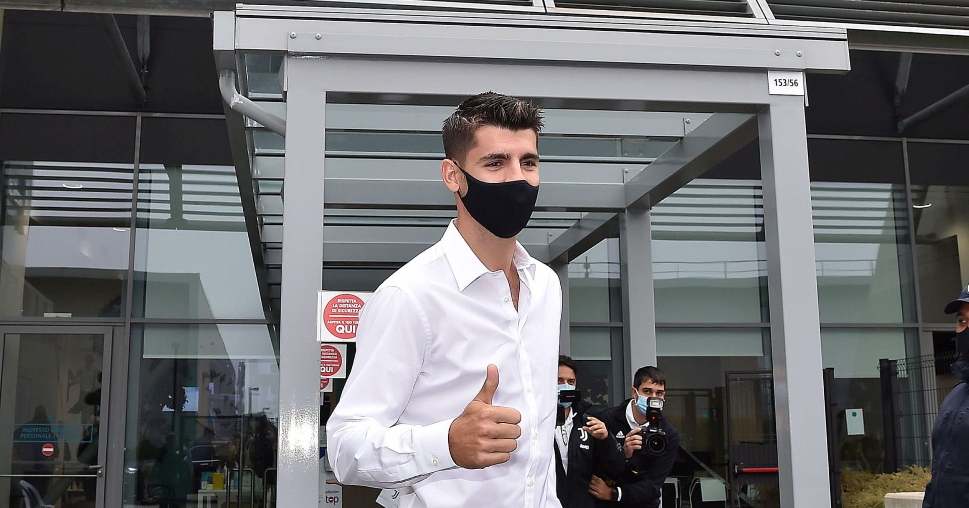 epa08687704 Juventus F.C's new player Alvaro Morata wears a face mask as he arrives at the club’s medical center in Turin, Italy, 22 September 2020.  EPA/ALESSANDRO DI MARCO