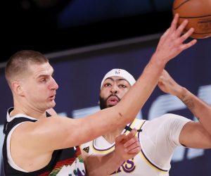 epa08689541 Denver Nuggets center Nikola Jokic (L) makes a pass as Los Angeles Lakers forward Anthony Davis (R) defends during the first half of the NBA basketball Western Conference finals playoff game three between the Los Angeles Lakers and the Denver Nuggets at the ESPN Wide World of Sports Complex in Kissimmee, Florida, USA, 22 September 2020.  EPA/ERIK S. LESSER SHUTTERSTOCK OUT