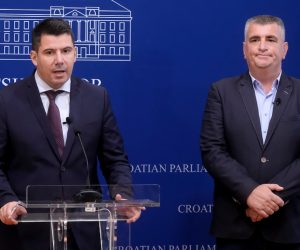 Zagreb, 23.09.2020. - Konferencija za medije Kluba zastupnika Mosta nezavisnih lista na temu: "Tko je odgovoran što istrage završavanju probijanjem mjera i što se primatelji mita imenuju na čela strateških tvrtki? ".
Na fotografiji Nikola Grmoja, Miro Bulj.
foto HINA/ Edvard ŠUŠAK/ es