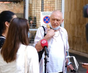 Zagreb, 23.09.2020 - ZAGREB, 23. rujna 2020. (Hina) - Zagrepèani koji su u potresu ostali bez svojih domova i smjeteni su sada u hostelu "Arena" u srijedu su u Ministarstvu dravne imovine traili da ih se primi kako bi izrazili nezadovoljstvo to ni nakon 32 dana nisu dobili nikakvo pismeno Rjeenje o svom statusu. foto HINA/ Ante GUDELJ/ ik
