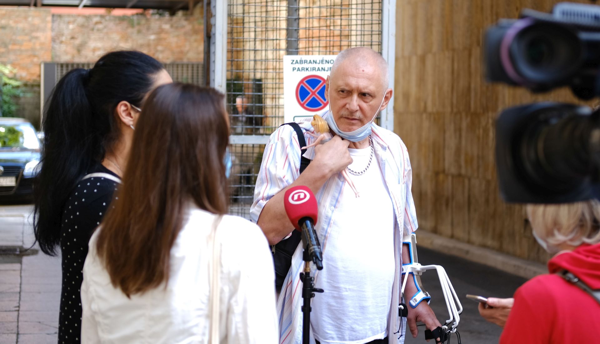Zagreb, 23.09.2020 - ZAGREB, 23. rujna 2020. (Hina) - Zagrepèani koji su u potresu ostali bez svojih domova i smjeteni su sada u hostelu "Arena" u srijedu su u Ministarstvu dravne imovine traili da ih se primi kako bi izrazili nezadovoljstvo to ni nakon 32 dana nisu dobili nikakvo pismeno Rjeenje o svom statusu. foto HINA/ Ante GUDELJ/ ik