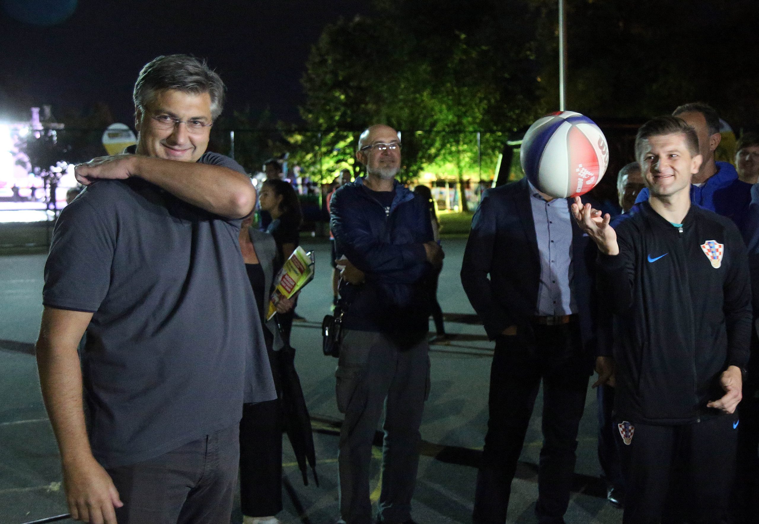 Zagreb, 23.9.2020 - Predsjednik Vlade Andrej Plenković sudjelovao je na svečanom otvorenju Europskog tjedna sporta, koji se od 23. do 30. rujna održava u svim zemljama Europske unije. Na slici Andrej Plenković i Zdravko Marić.
Foto HINA/ Dario GRZELJ/ dag