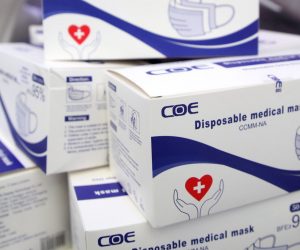 Zagreb, 24.09.2020 - Tiskovna konferencija povodom donacije troslojnih medicinskih zatitnih maski tvrtke Bauerfeind d.o.o. bolnicama zagrebaèke regije: KBC Sestre milosrdnice; KBC Zagreb; KB Merkur; OB Zabok; Djeèja bolnica Klaiæeva; Djeèja bolnica Bistra i Djeèja bolnica Srebrnjak. Na slici donirane medicinske maske.
foto HINA/ Damir SENÈAR/ ds