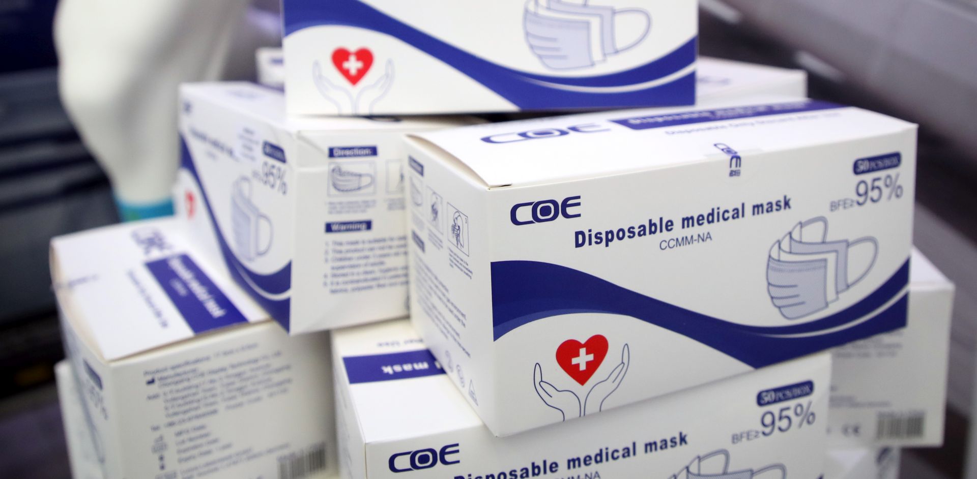Zagreb, 24.09.2020 - Tiskovna konferencija povodom donacije troslojnih medicinskih zatitnih maski tvrtke Bauerfeind d.o.o. bolnicama zagrebaèke regije: KBC Sestre milosrdnice; KBC Zagreb; KB Merkur; OB Zabok; Djeèja bolnica Klaiæeva; Djeèja bolnica Bistra i Djeèja bolnica Srebrnjak. Na slici donirane medicinske maske.
foto HINA/ Damir SENÈAR/ ds