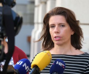 Zagreb, 24.09.2020. - Radnička fronta (RF) ispred Hrvatskog sabora održala je konferenciju za medije na temu teškog stanja u Brodotrogiru, te nezainteresiranosti vlasti za sudbinu radnika.
Na fotografiji Katarina Peović.
foto HINA/ Edvard ŠUŠAK/ es