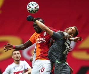 epa08694485 Hajduk Split's goalkeeper Josip Posavec (R) in action against Galatasaray's Mbaye Diagne (L) during the UEFA Europa League third qualifying round soccer match between Galatasaray and Hajduk Split in Istanbul, Turkey, 24 September 2020.  EPA/SEDAT SUNA