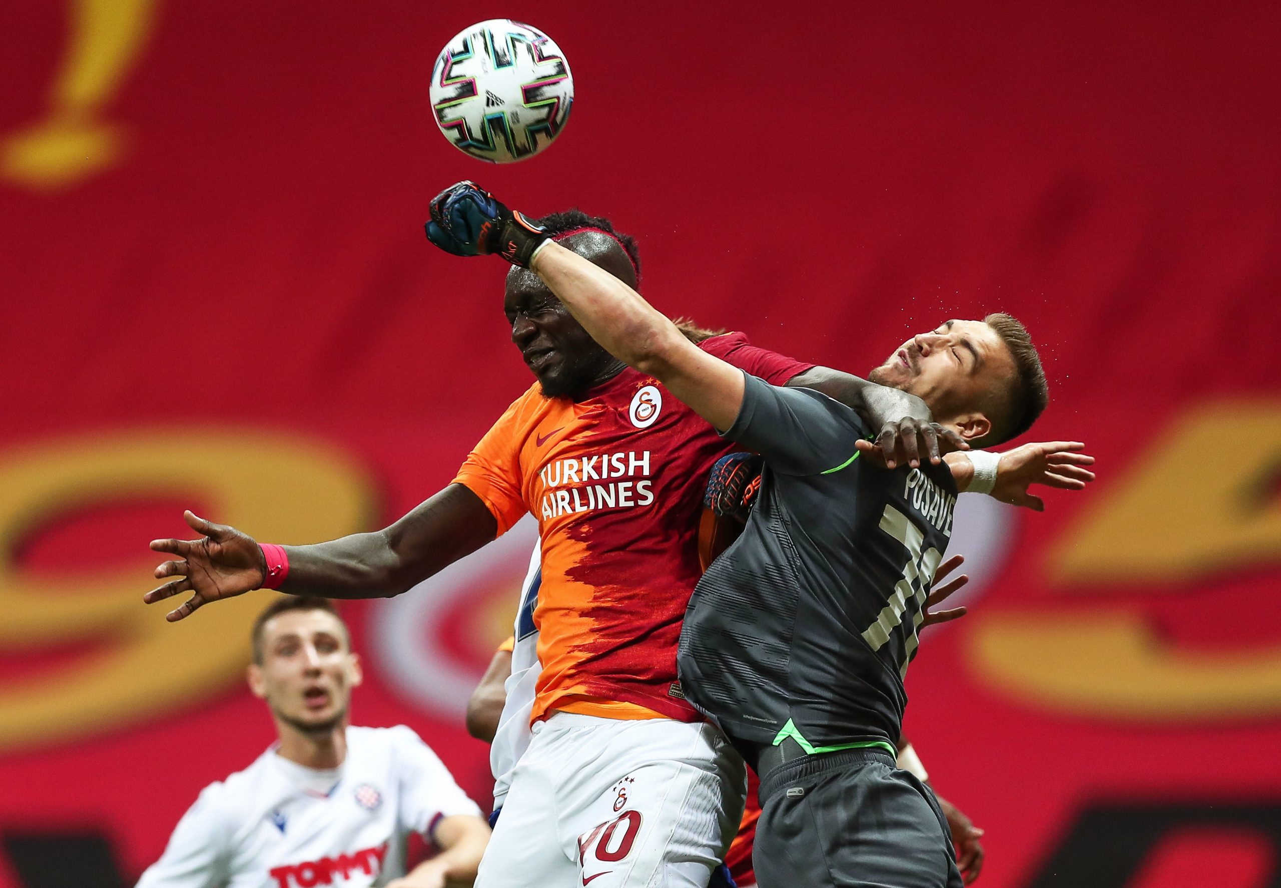 epa08694485 Hajduk Split's goalkeeper Josip Posavec (R) in action against Galatasaray's Mbaye Diagne (L) during the UEFA Europa League third qualifying round soccer match between Galatasaray and Hajduk Split in Istanbul, Turkey, 24 September 2020.  EPA/SEDAT SUNA