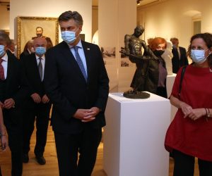 Zagreb, 24.9.2020 - U Galeriji Klovićevi dvori otvorena je izložba "Ars et virtus Hrvatska – Mađarska. 800 godina zajedničke kulturne baštine". Otvorenju je prisustvovao mađarski ministar ljudskih resursa Miklós Kásler. Uz ostalo, izložena je  najstarija zastava Hrvatske iz 17. stoljeća, sporazum iz 12. stoljeća između ugarskog kralja Kolomana i hrvatskog plemstva Pacta conventa te Hrvatsko-ugarska nagodba i Zlatna bula, Bukovčeva slika "Dubravka" te kaciga i sablja Nikole Zrinskog. Na slici Andrej Plenković i Nina Obuljen Koržinek.
Foto HINA/ Dario GRZELJ/ dag