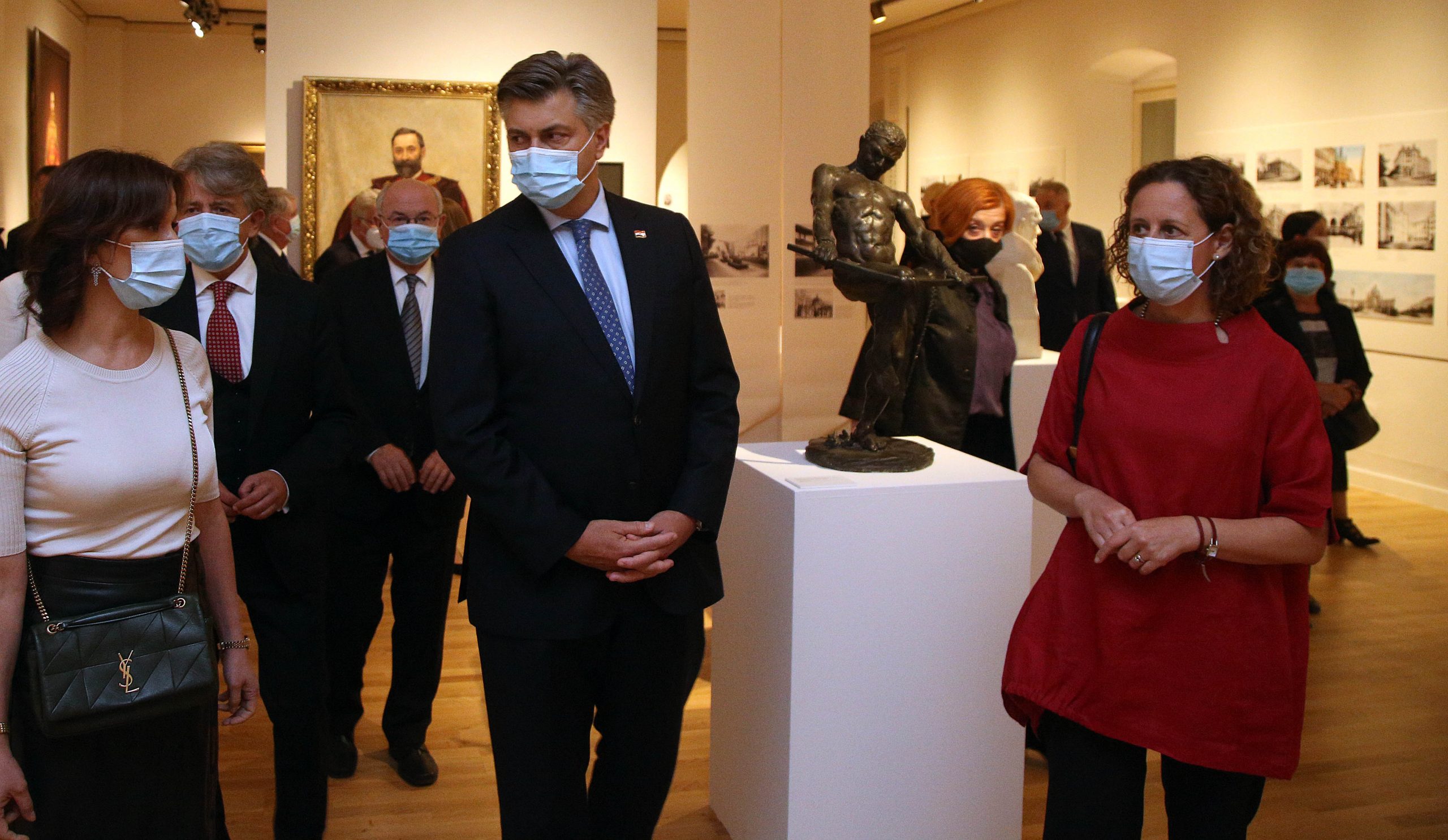 Zagreb, 24.9.2020 - U Galeriji Klovićevi dvori otvorena je izložba "Ars et virtus Hrvatska – Mađarska. 800 godina zajedničke kulturne baštine". Otvorenju je prisustvovao mađarski ministar ljudskih resursa Miklós Kásler. Uz ostalo, izložena je  najstarija zastava Hrvatske iz 17. stoljeća, sporazum iz 12. stoljeća između ugarskog kralja Kolomana i hrvatskog plemstva Pacta conventa te Hrvatsko-ugarska nagodba i Zlatna bula, Bukovčeva slika "Dubravka" te kaciga i sablja Nikole Zrinskog. Na slici Andrej Plenković i Nina Obuljen Koržinek.
Foto HINA/ Dario GRZELJ/ dag