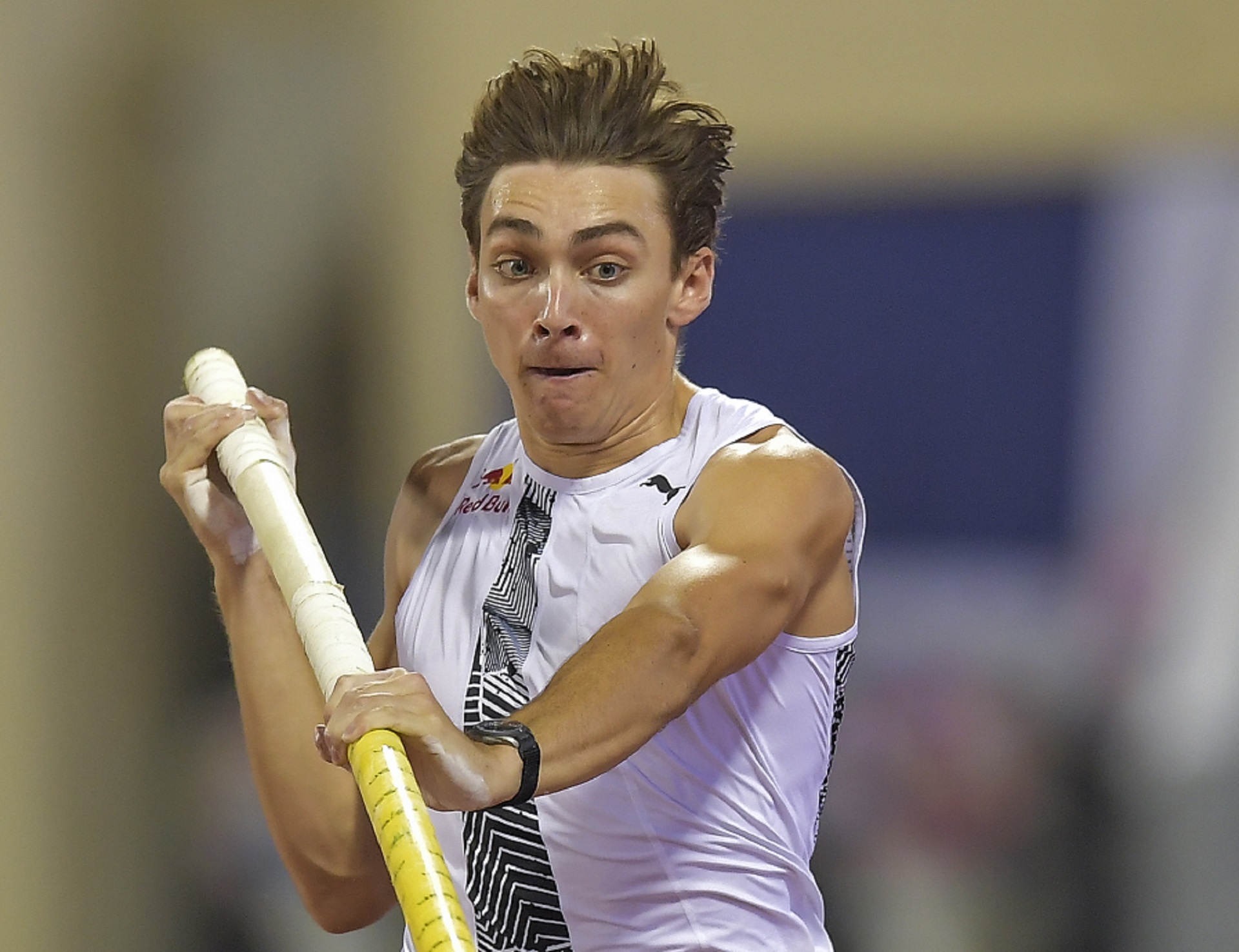 epa08697856 Armand Duplantis of Sweden competes in the men's pole vault at the IAAF Diamond League Doha 2020 athletics meeting at Qatar Sports Club in Doha, Qatar, 25 September 2020.  EPA/NOUSHAD THEKKAYIL