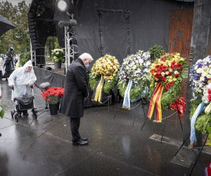 epa08698487 A handout photo made available by the German government shows German president Frank-Walter Steinmeier laying wreath next to survivors Gudrun Lang (L) and Renate Martinez (2-L) during a commemoration ceremony at the site of the 40th anniversary of the Oktoberfest bomb attack in Munich, Bavaria, Germany, 26 September 2020. A neo-Nazi blew himself up at Munich's Oktoberfest beer festival in 1980, killing 12 other people.  EPA/Guido Bergmann HANDOUT  HANDOUT EDITORIAL USE ONLY/NO SALES