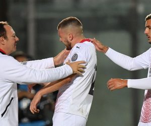 epa08702204 AC Milan's doctor checks Milan's forward Ante Rebic (C) injured shoulder during the Italian Serie A soccer match between FC Crotone and AC Milan at the Ezio Scida stadium in Crotone, Italy, 27 September 2020.  EPA/CARMELO IMBESI