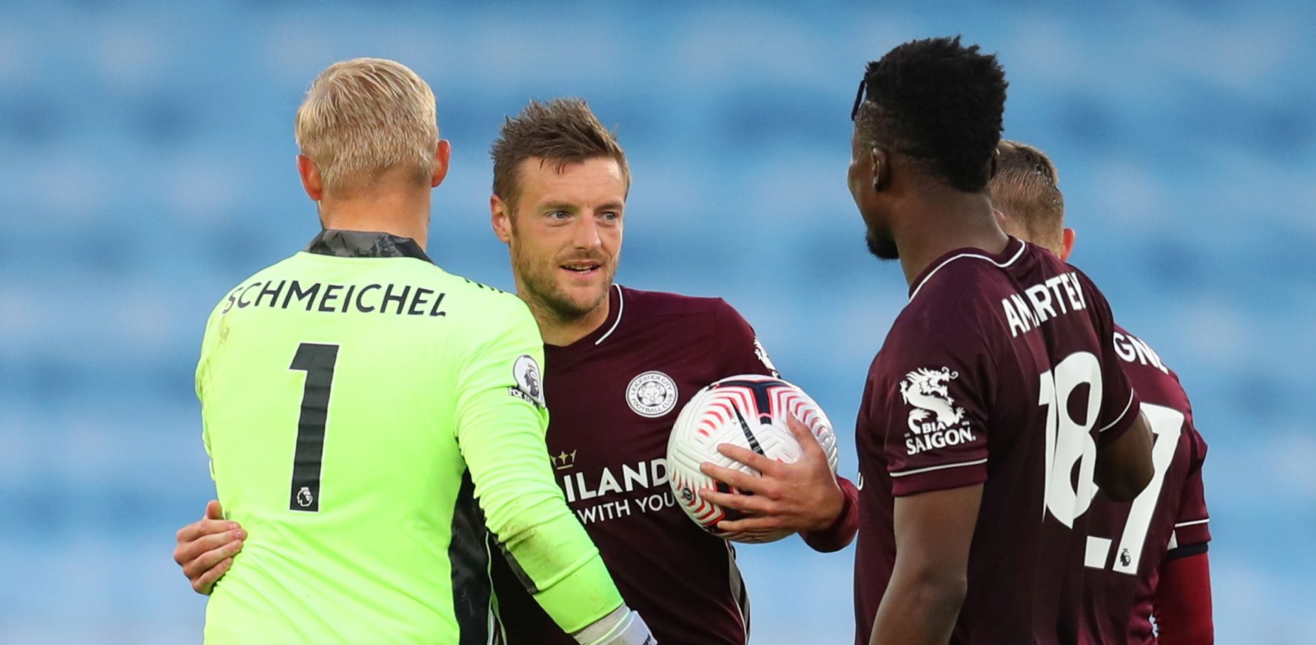 epa08702215 Jamie Vardy (C) of Leicester is congratulated by teammates after scoring a hat trick during the English Premier League match between Manchester City and Leicester City in Manchester, Britain, 27 September 2020.  EPA/Cath Ivill / POOL EDITORIAL USE ONLY. No use with unauthorized audio, video, data, fixture lists, club/league logos or 'live' services. Online in-match use limited to 120 images, no video emulation. No use in betting, games or single club/league/player publications.