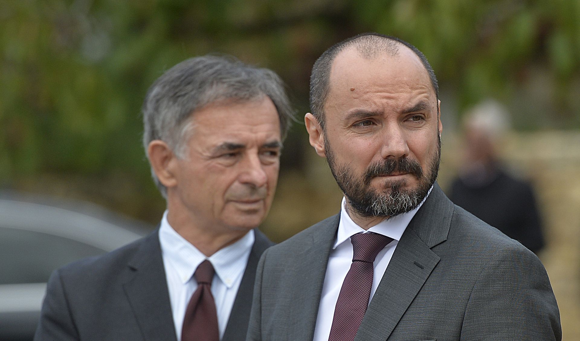 Varivode, 28.09.2020. - Predsjednik Vlade Andrej Plenković sudjelovao je na komemoraciji u Varivodama, gdje je iskazao počast prema žrtvama koje su se dogodile u Domovinskom ratu. U pratnji predsjednika Vlade bili su ministar pravosuđa i uprave Ivan Malenica i potpredsjednik Vlade za društvene djelatnosti i ljudska prava Boris Milošević. Na slici Boris Milošević, Milorad Pupovac. foto HINA/ Mario STRMOTIĆ/ ml