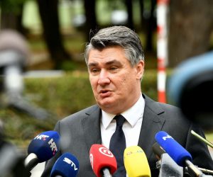 Donji Miholjac, 28.09.2020. -  Predsjednik RH Zoran Milanović sudjelovao je na svečanoj sjednici Gradskog vijeća Donjeg Miholjca u prigodi obilježavanja Dana grada. Prije toga je položio vijenac i zapalio svijeću kod spomenika poginulim hrvatskim braniteljima.
foto HINA/ Ured Predsjednika RH/ ml