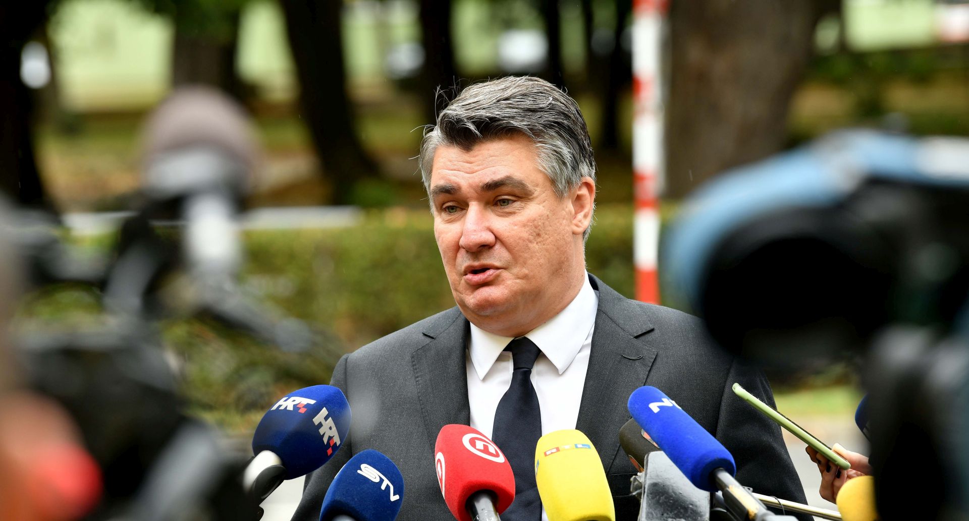 Donji Miholjac, 28.09.2020. -  Predsjednik RH Zoran Milanović sudjelovao je na svečanoj sjednici Gradskog vijeća Donjeg Miholjca u prigodi obilježavanja Dana grada. Prije toga je položio vijenac i zapalio svijeću kod spomenika poginulim hrvatskim braniteljima.
foto HINA/ Ured Predsjednika RH/ ml