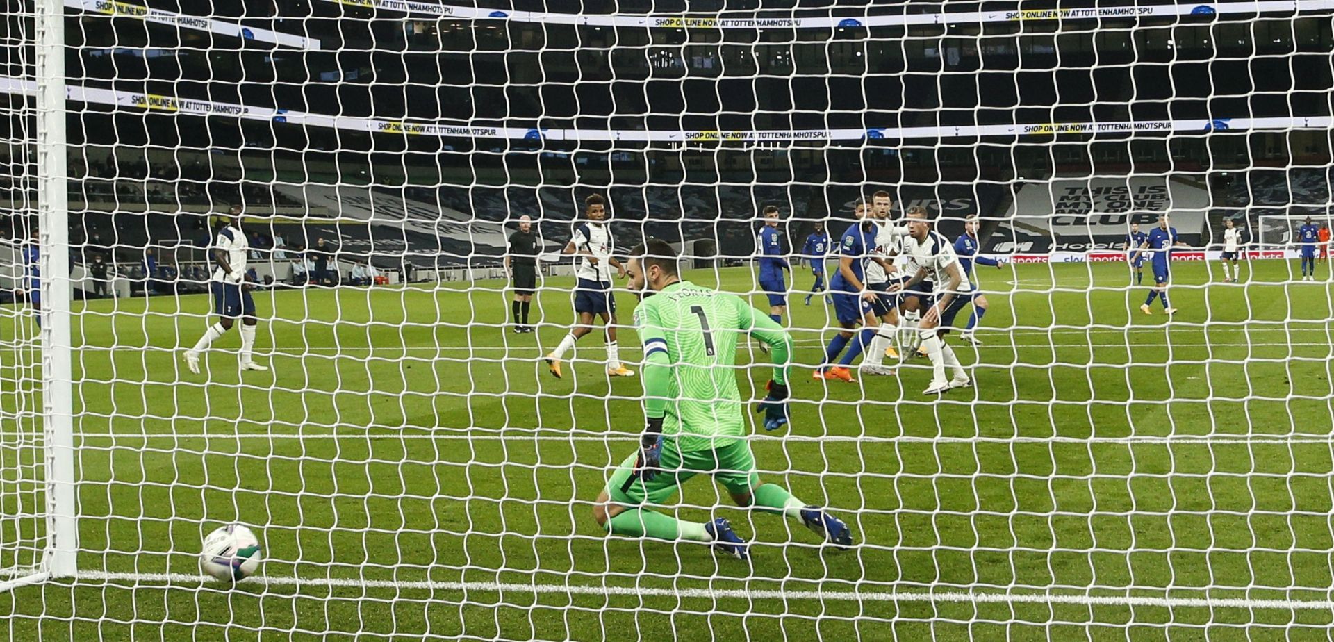 epa08706702 Timo Werner of Chelsea (R) scores his team's opening goal during the English Carabao Cup 4th round match between Tottenham Hotspur and Chelsea in London, Britain, 29 September 2020.  EPA/Matt Dunham / POOL EDITORIAL USE ONLY. No use with unauthorized audio, video, data, fixture lists, club/league logos or 'live' services. Online in-match use limited to 120 images, no video emulation. No use in betting, games or single club/league/player publications.