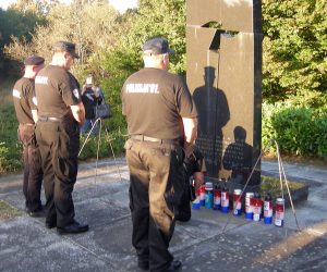 Gornji Viduevac, 30.9.2020.- Prije 29 godina padom Gornjeg Viduevca, posljednjeg hrvatskog uporita na glinskom podruèju u Domovinskom ratu, poèeo je progon hrvatskog stanovnitva s tog podruèja, a u srijedu je obiljeena ta tuna godinjica. Obiljeavanje godinjice poèelo je kolonom sjeæanja do spomen obiljeja, u kojoj su uz obitelji poginulih i nestalih, sudjelovali hrvatski branitelji i drugi gosti. 
foto HINA/ ua